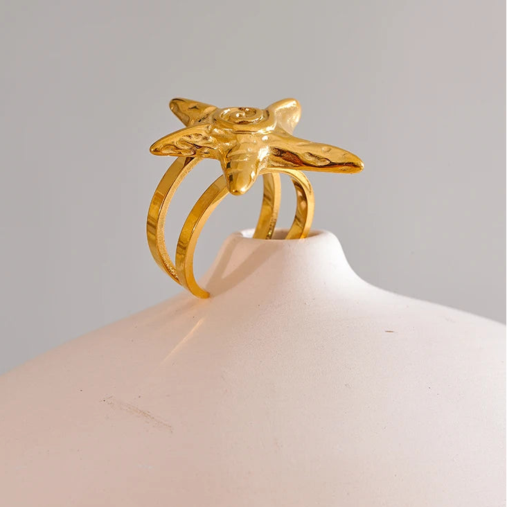 Anillo de concha con estrella de mar dorada para mujer