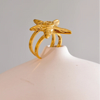 Anillo de concha con estrella de mar dorada para mujer