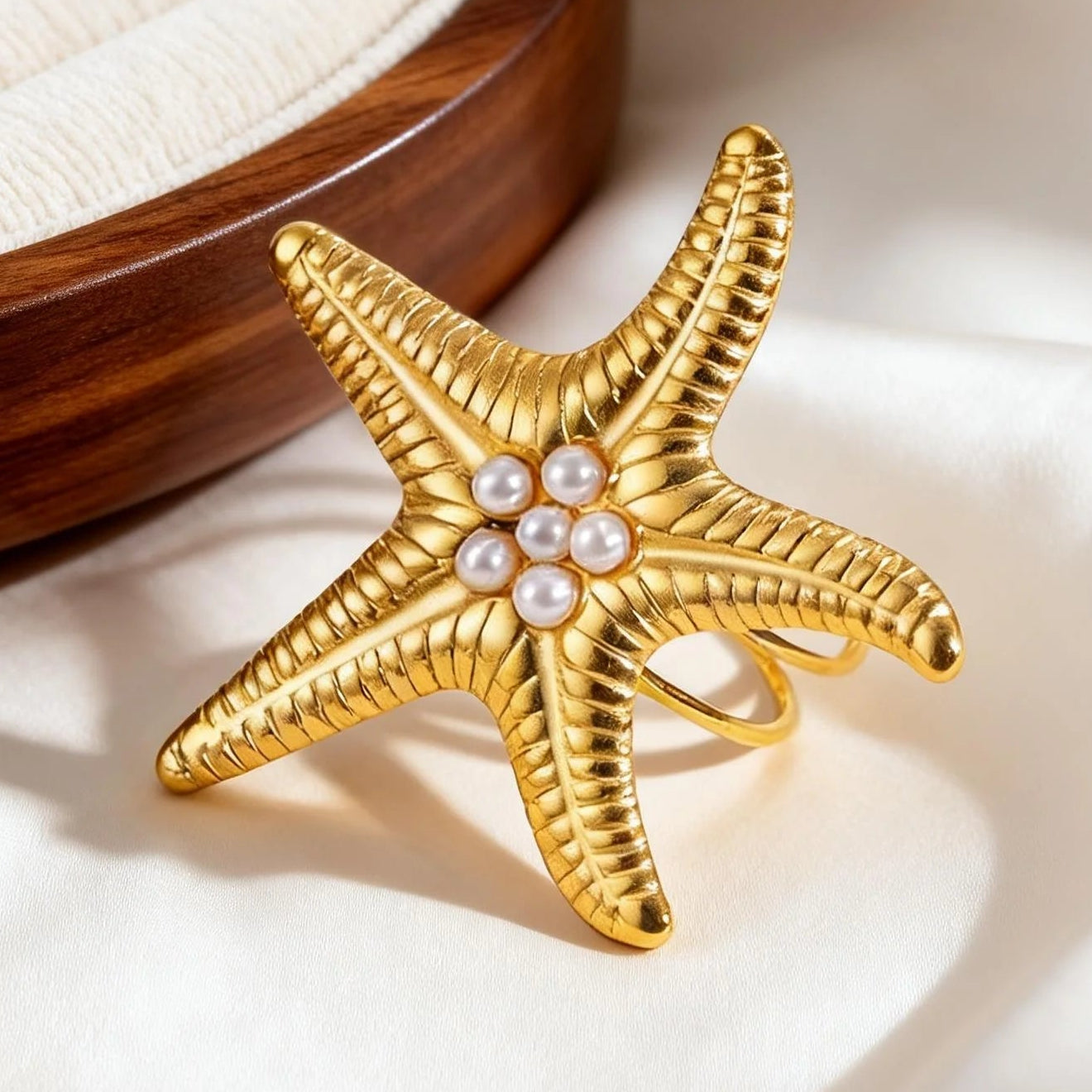 Anillo de concha y estrella de mar dorada