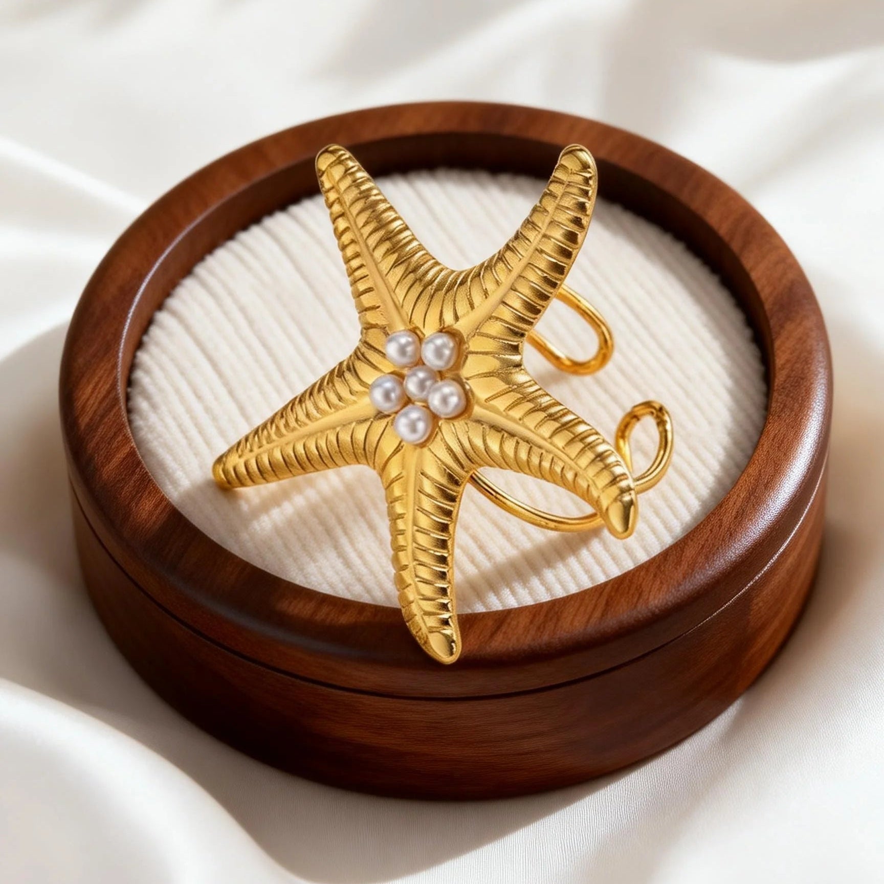 Anillo de concha y estrella de mar dorada