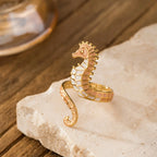 Anillo con concha y caballito de mar beige