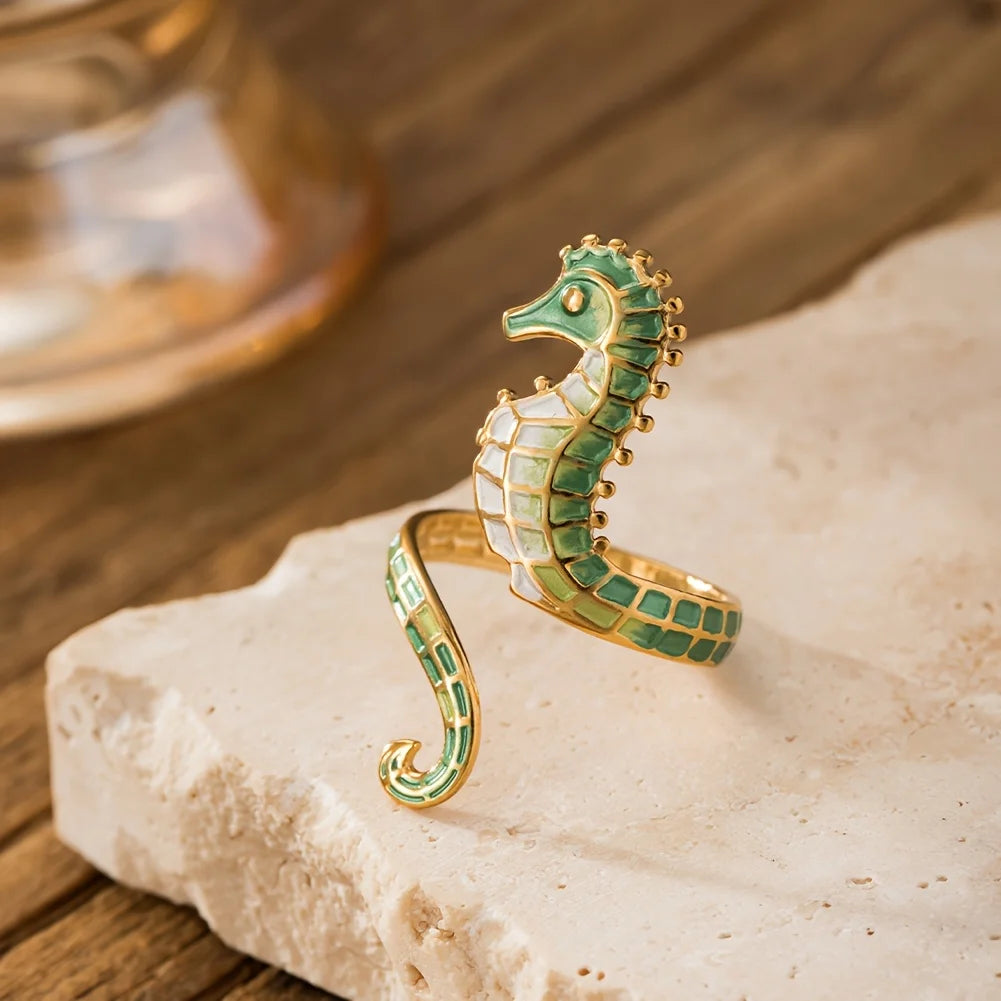Anillo con concha y caballito de mar verde