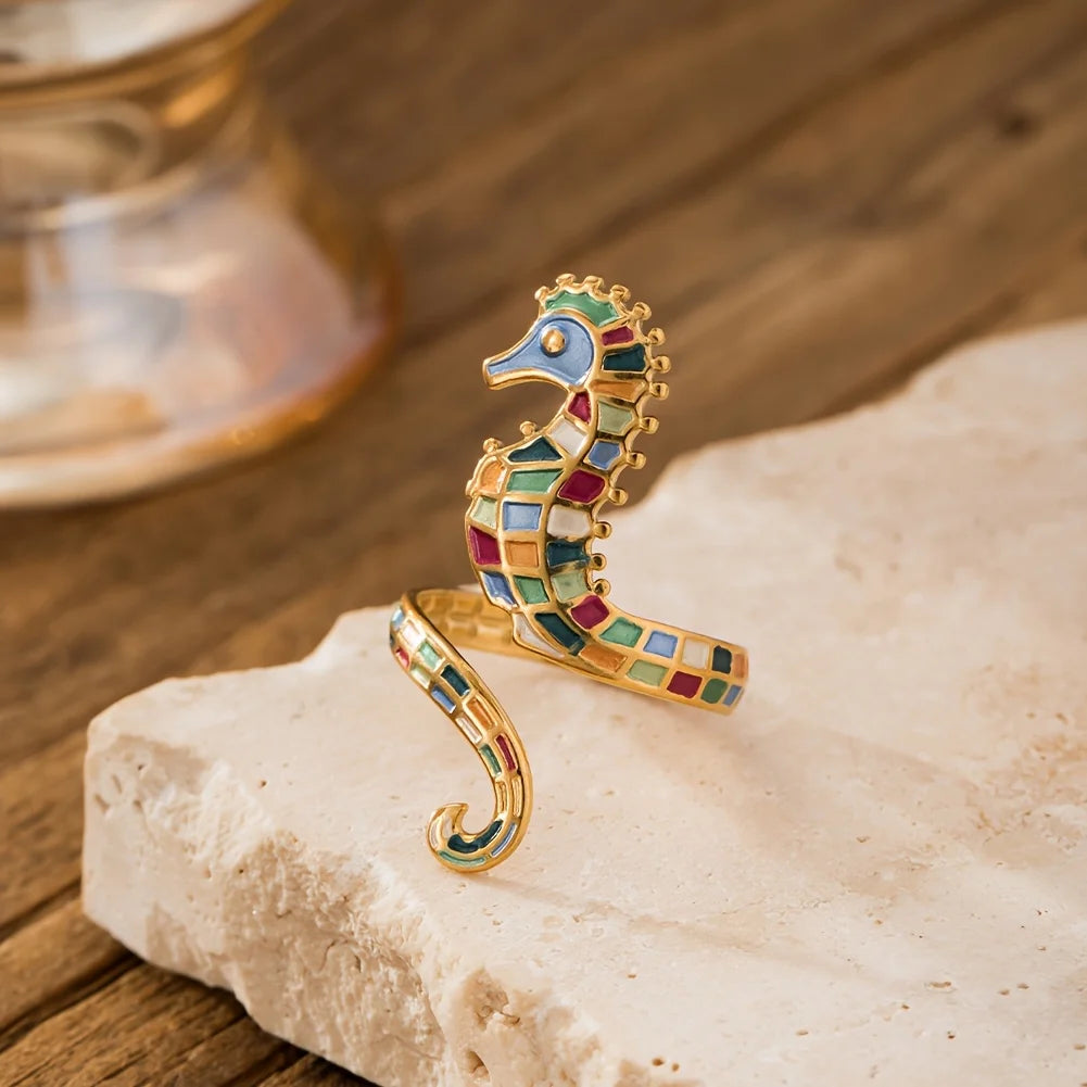 Anillo con concha y caballito de mar multicolor