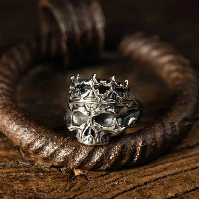 خاتم جمجمة ملك رأس موت من الفولاذ العتيق بأسلوب قوطي