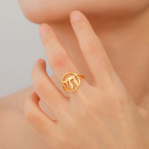 Anillo hueco con el símbolo de vida judía Chai oro