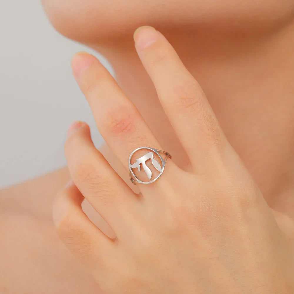 Anillo hueco con el símbolo de vida judía Chai plata