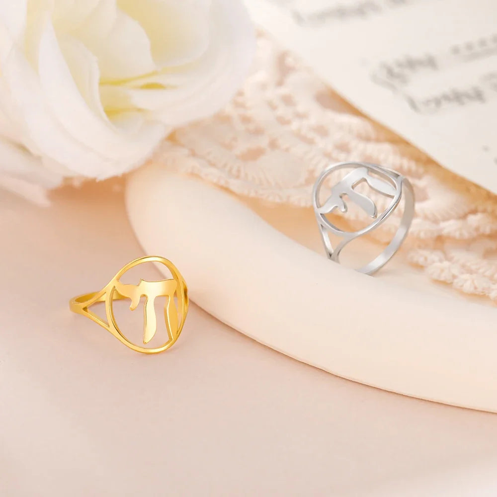 Anillo hueco con el símbolo de vida judía Chai 