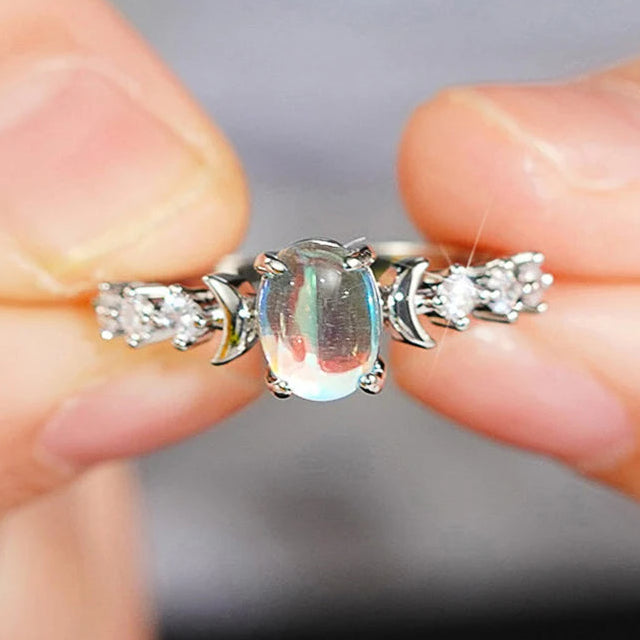 Anillo de media luna y piedra de luna ovalada
