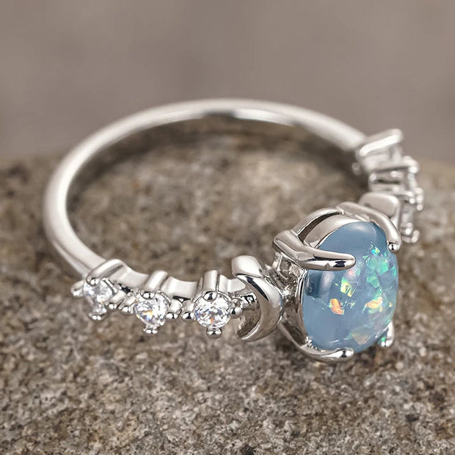 Anillo de media luna y piedra de luna ovalada