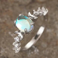 Anillo de media luna y piedra de luna ovalada