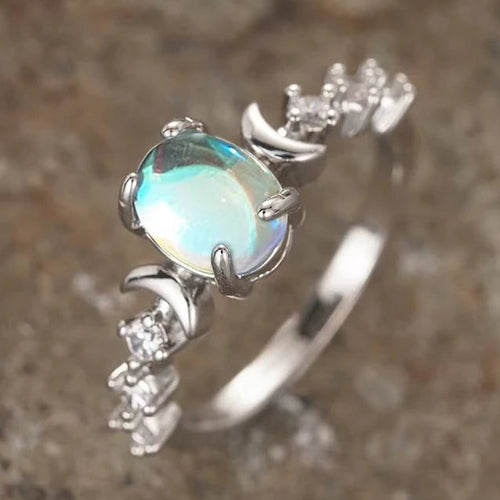 Anillo de media luna y piedra de luna ovalada
