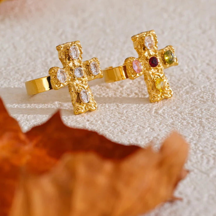Anillo cruz con piedras multicolores blancas