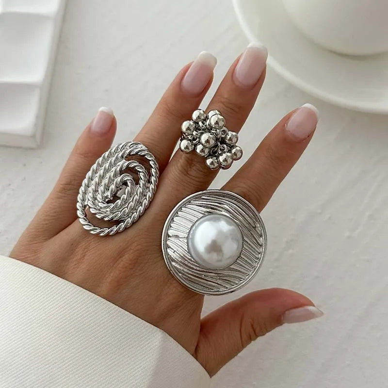 Anillo de estilo barroco con perla blanca plata