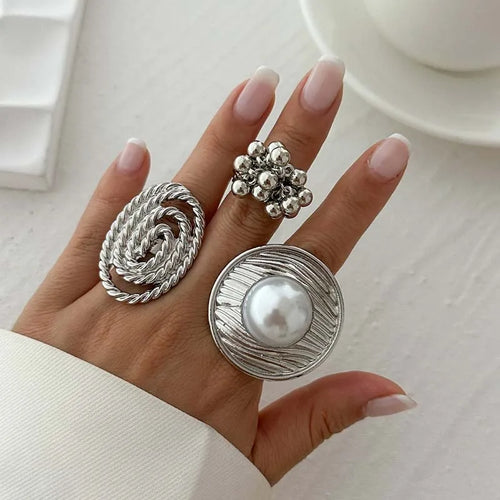 Anillo de estilo barroco con perla blanca plata