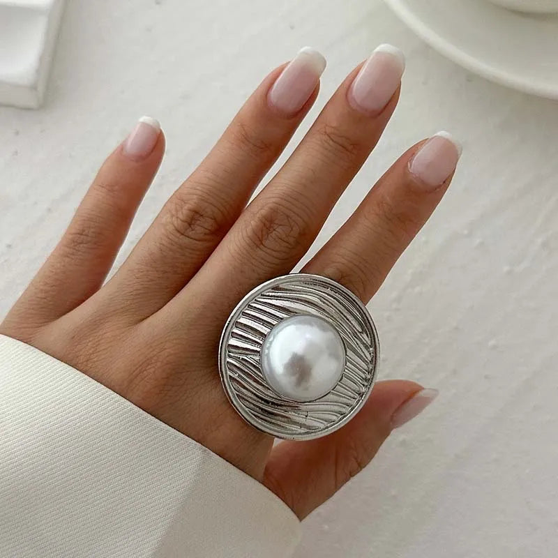 Anillo de estilo barroco con perla blanca plata