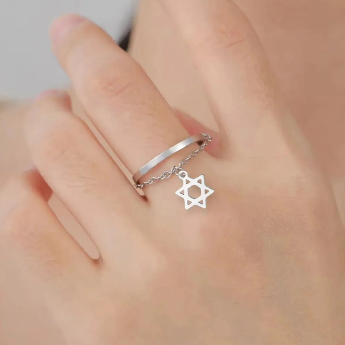 Anillo de diseño con la <span data-glossary-id="etoile-de-david">estrella de David</span>, símbolo judío en plata