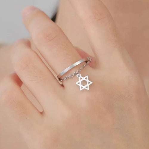 Anillo de diseño con la <span data-glossary-id="etoile-de-david">estrella de David</span>, símbolo judío en plata