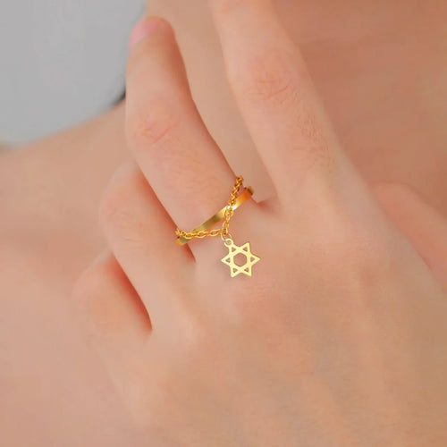 Anillo de diseño con la <span data-glossary-id="etoile-de-david">estrella de David</span>, símbolo judío en oro