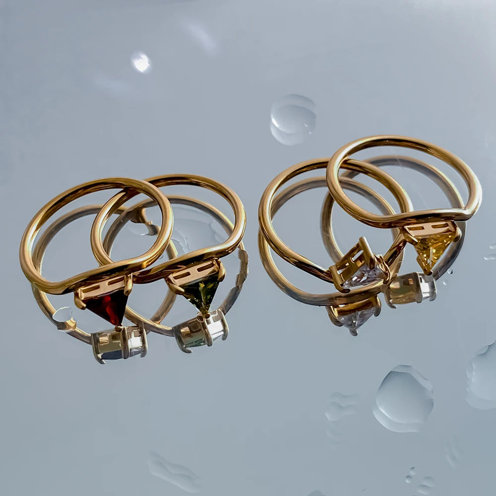 Anillo dorado con piedra de nacimiento triangular noviembre