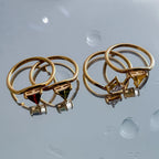 Anillo dorado con piedra de nacimiento triangular noviembre