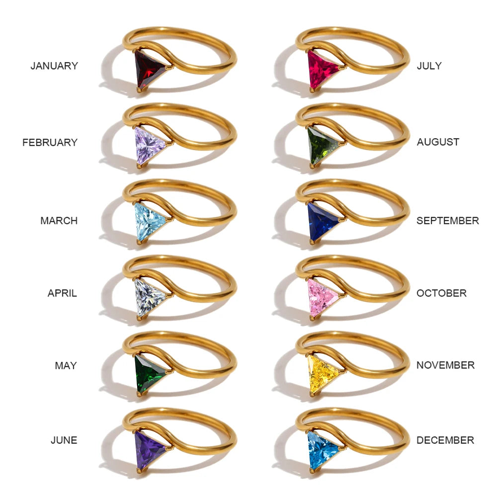 Anillo dorado con piedra de nacimiento triangular