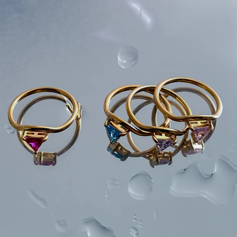 Anillo dorado con piedra de nacimiento triangular