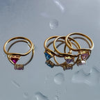 Anillo dorado con piedra de nacimiento triangular