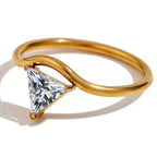Anillo dorado con piedra de nacimiento triangular abril