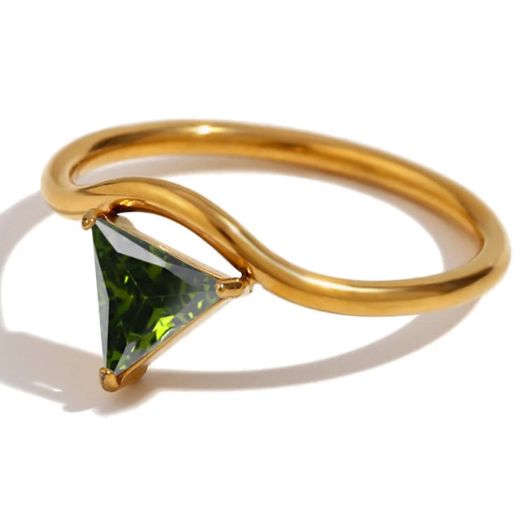 Anillo dorado con piedra de nacimiento triangular agosto