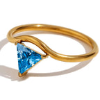 Anillo dorado con piedra de nacimiento triangular diciembre