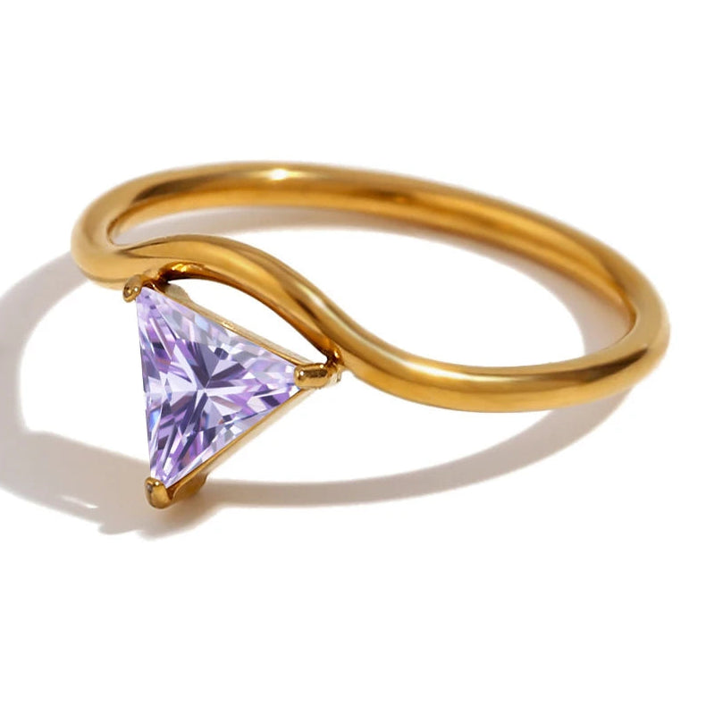 Anillo dorado con piedra de nacimiento triangular febrero