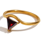 Anillo dorado con piedra de nacimiento triangular enero
