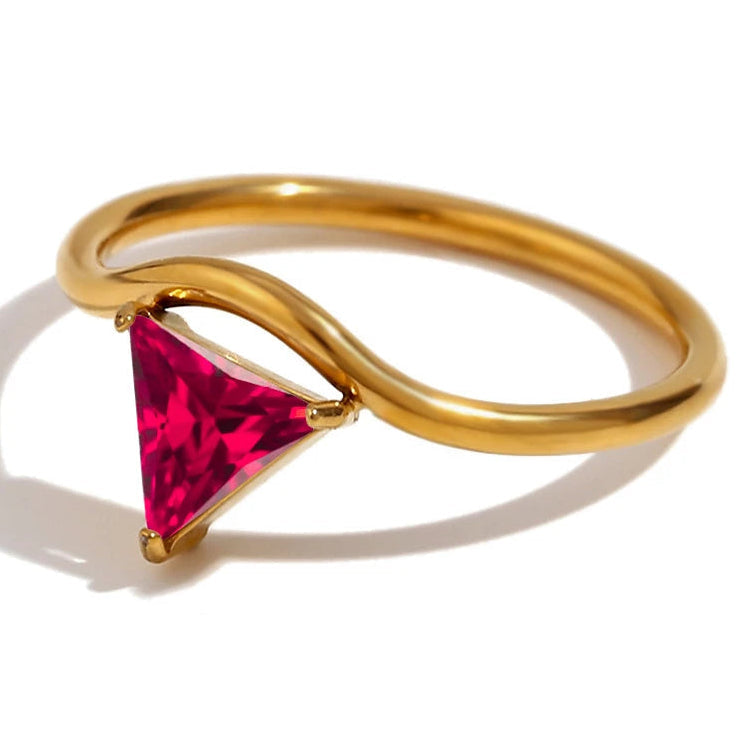 Anillo dorado con piedra de nacimiento triangular julio