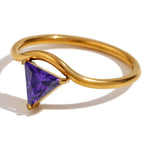 Anillo dorado con piedra de nacimiento triangular junio