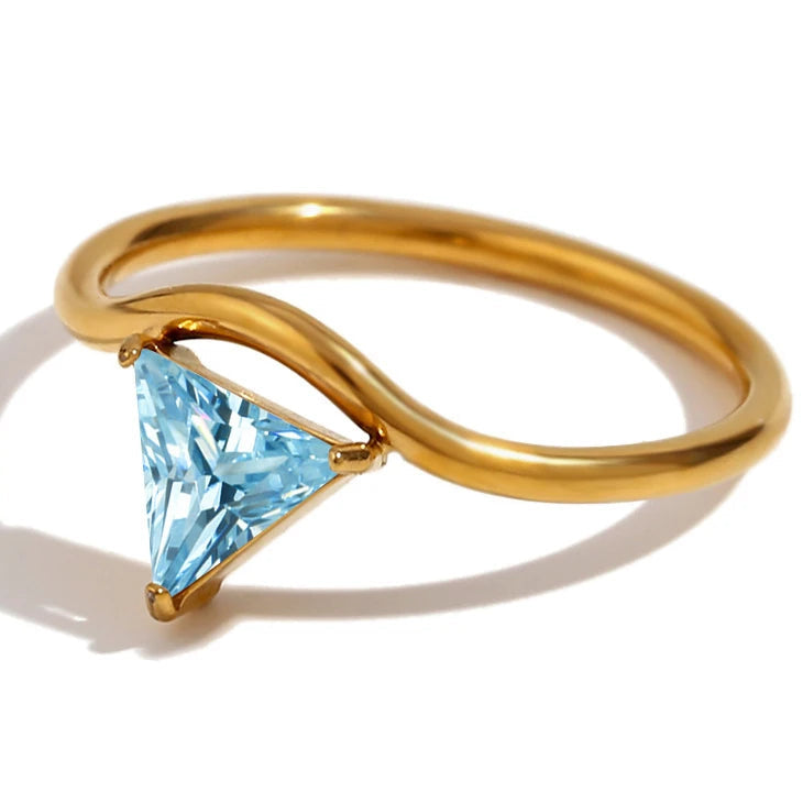 Anillo dorado con piedra de nacimiento triangular marzo