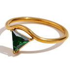 Anillo dorado con piedra de nacimiento triangular mayo