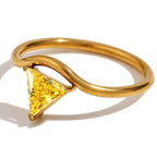 Anillo dorado con piedra de nacimiento triangular noviembre