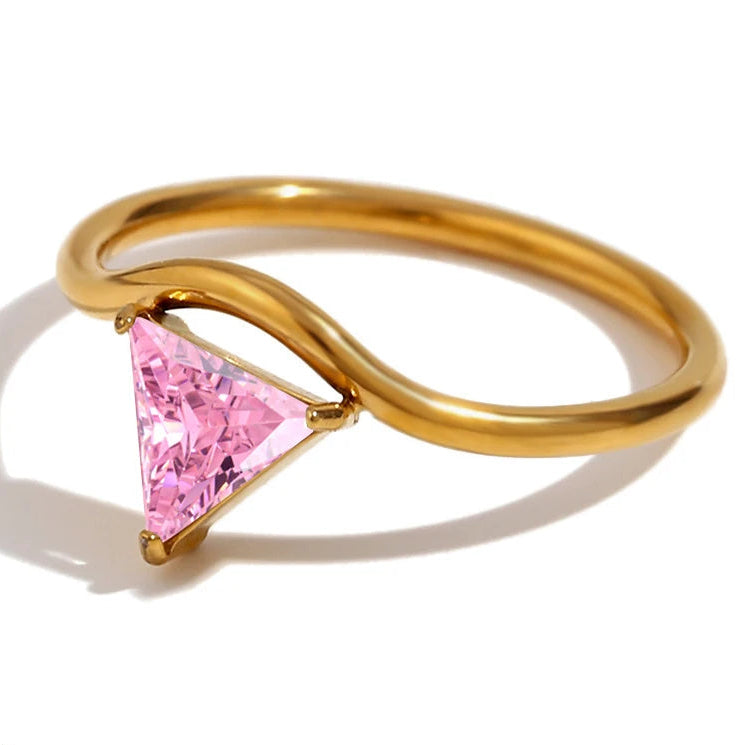 Anillo dorado con piedra de nacimiento triangular octubre