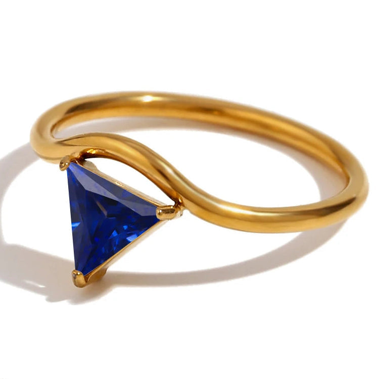 Anillo dorado con piedra de nacimiento triangular septiembre
