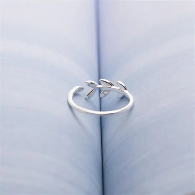 Anillo Elegante con Hoja de Laurel