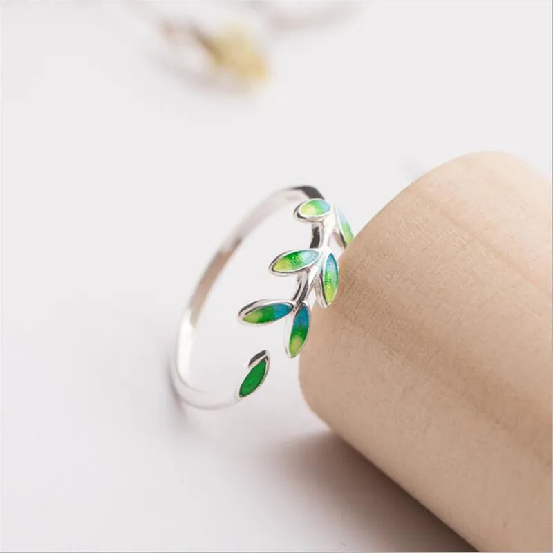 Anillo Elegante con Hoja de Laurel