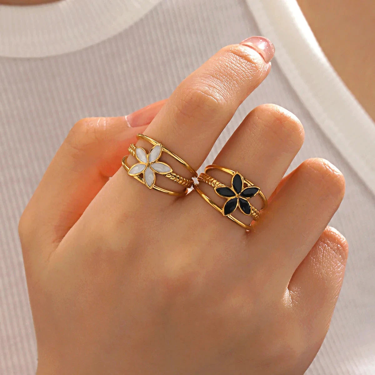 Anillo Elegante con Flor negra