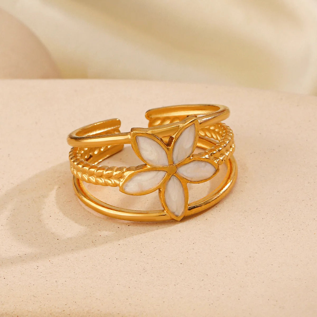 Anillo Elegante con Flor blanca