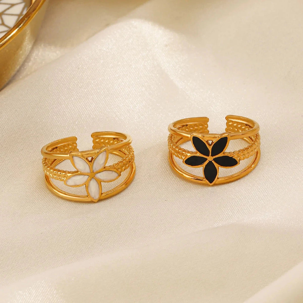 Anillo Elegante con Flor blanca