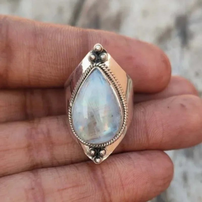 Anillo étnico con piedra de luna