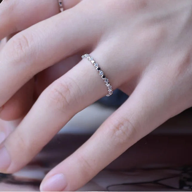 Anillo fino con estrellas y strass brillantes