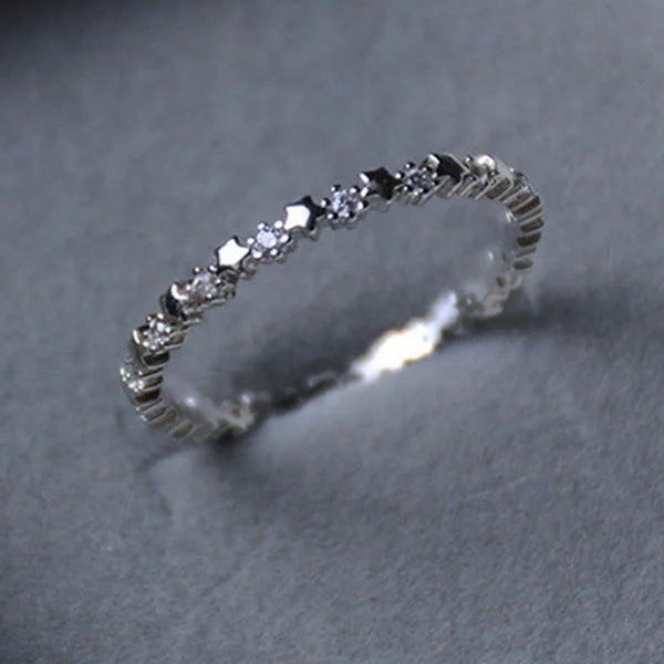 Anillo fino con estrellas y strass brillantes