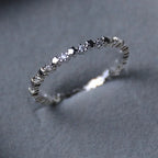 Anillo fino con estrellas y strass brillantes