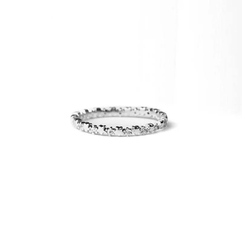 Anillo fino con estrellas y strass brillantes