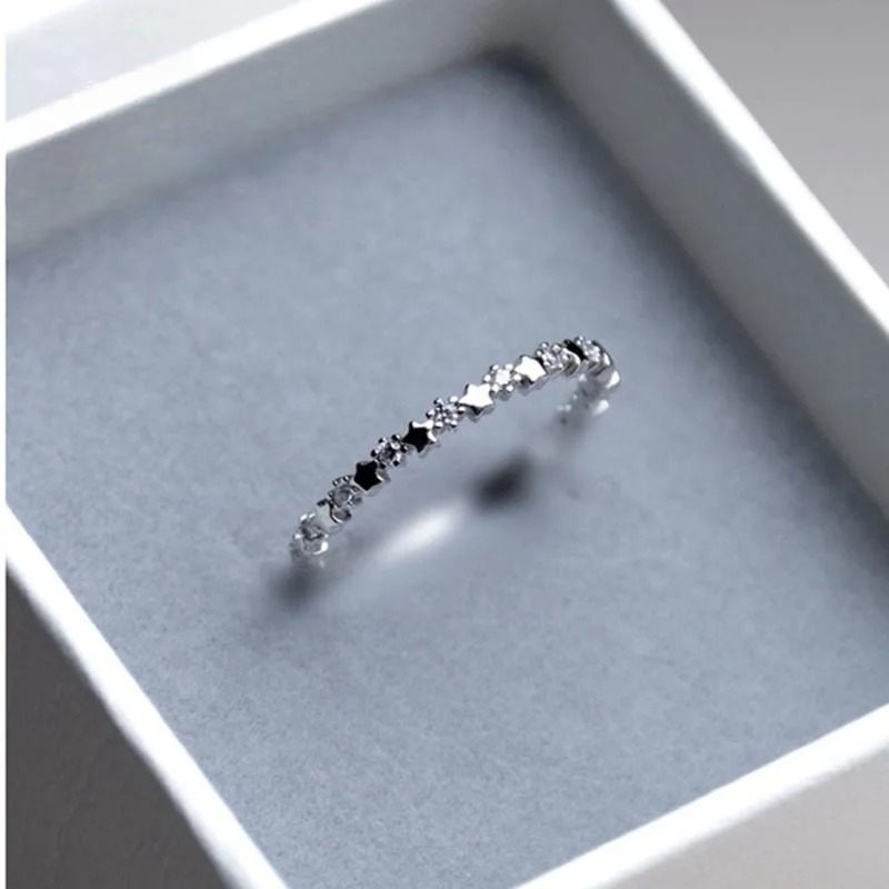 Anillo fino con estrellas y strass brillantes